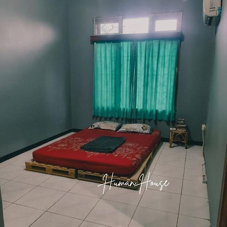 スラバヤ Human House Bed & Breakfast エクステリア 写真